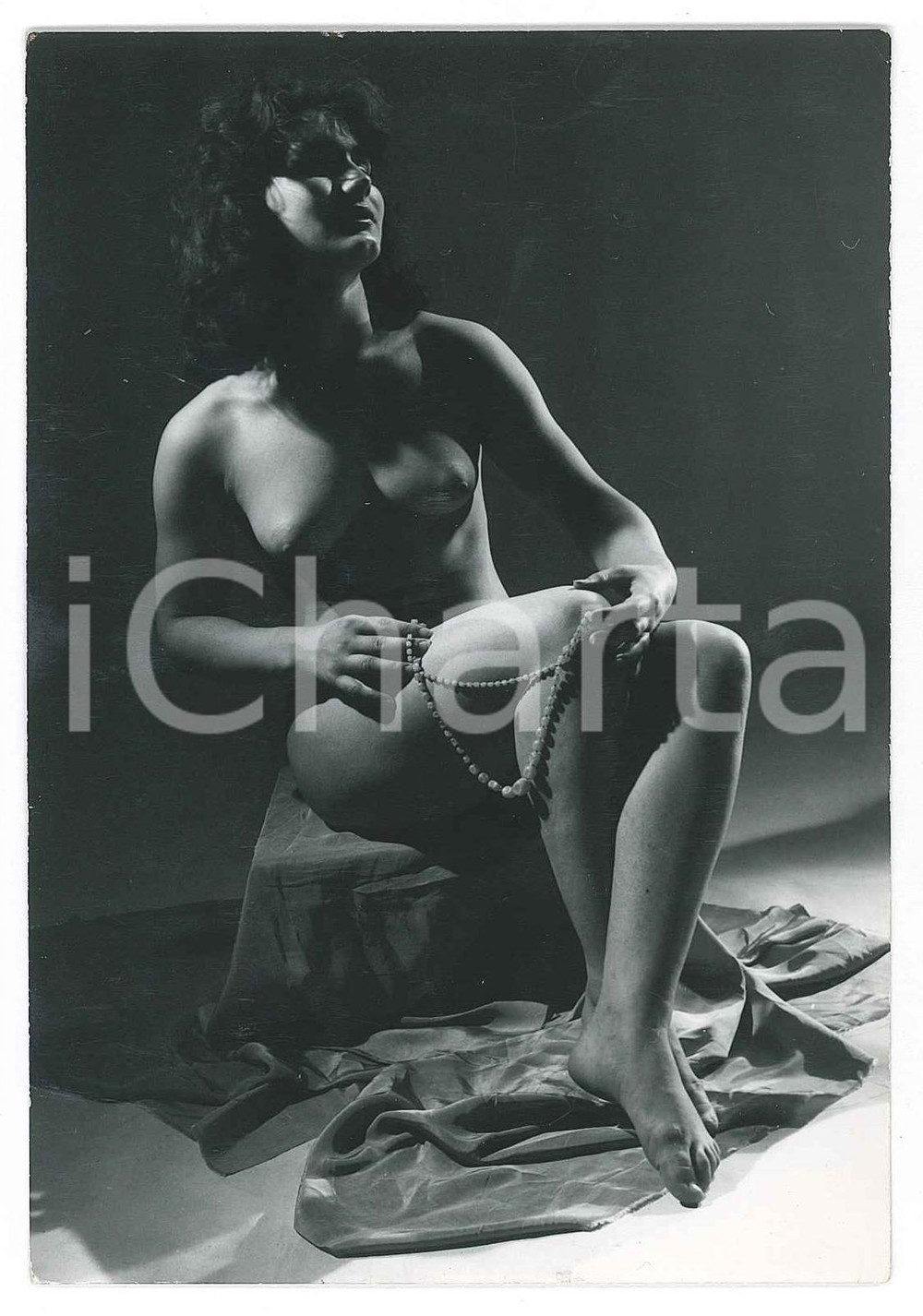 1959 EROTICA VINTAGE Nude lady with pearl necklace - Photo Jacques EXERTIER  Fotografia seriale d'epoca della modella Gilberte Huad.Timbro al verso del fotografo.FOTOGRAFO: Jacques Exertier - ParisCONDIZIONI: GOODFORMATO: 9x12    originale e autentica 1