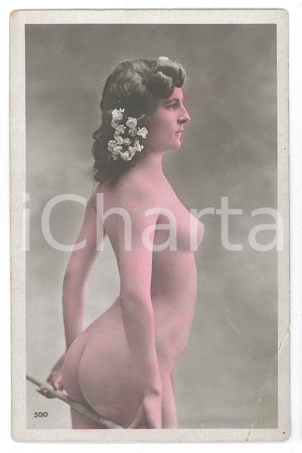 1910 ca VINTAGE EROTIC Nude woman - Flowers in her hair (1) Postcard hand tinted  Cartolina postale d'epoca, con coloritura manuale.Assente stampa al verso.CONDIZIONI: P (piegatura angolare evidente)FORMATO: 9x14 cm    originale e autentica 1