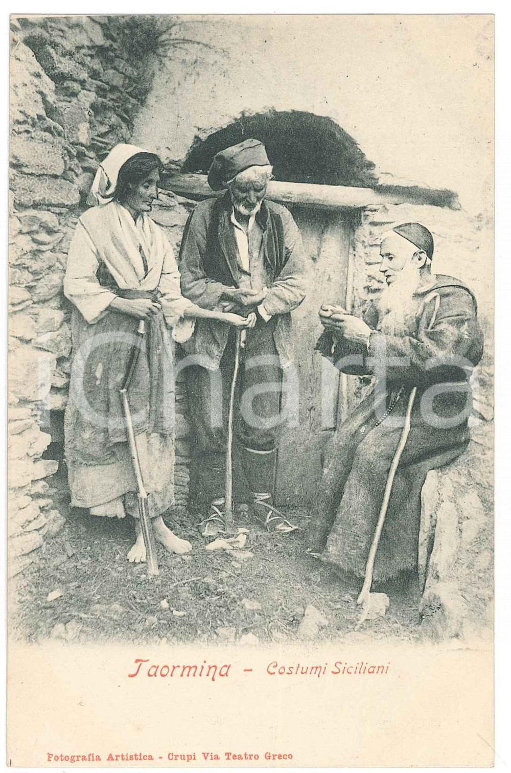 1900 ca TAORMINA Costumi siciliani - Frate con contadini - Cartolina FP NV Cartolina d'epoca, non viaggiata. FAIR/discreto Lievi smussature agli angoli Formato: FP originale e autentica 1