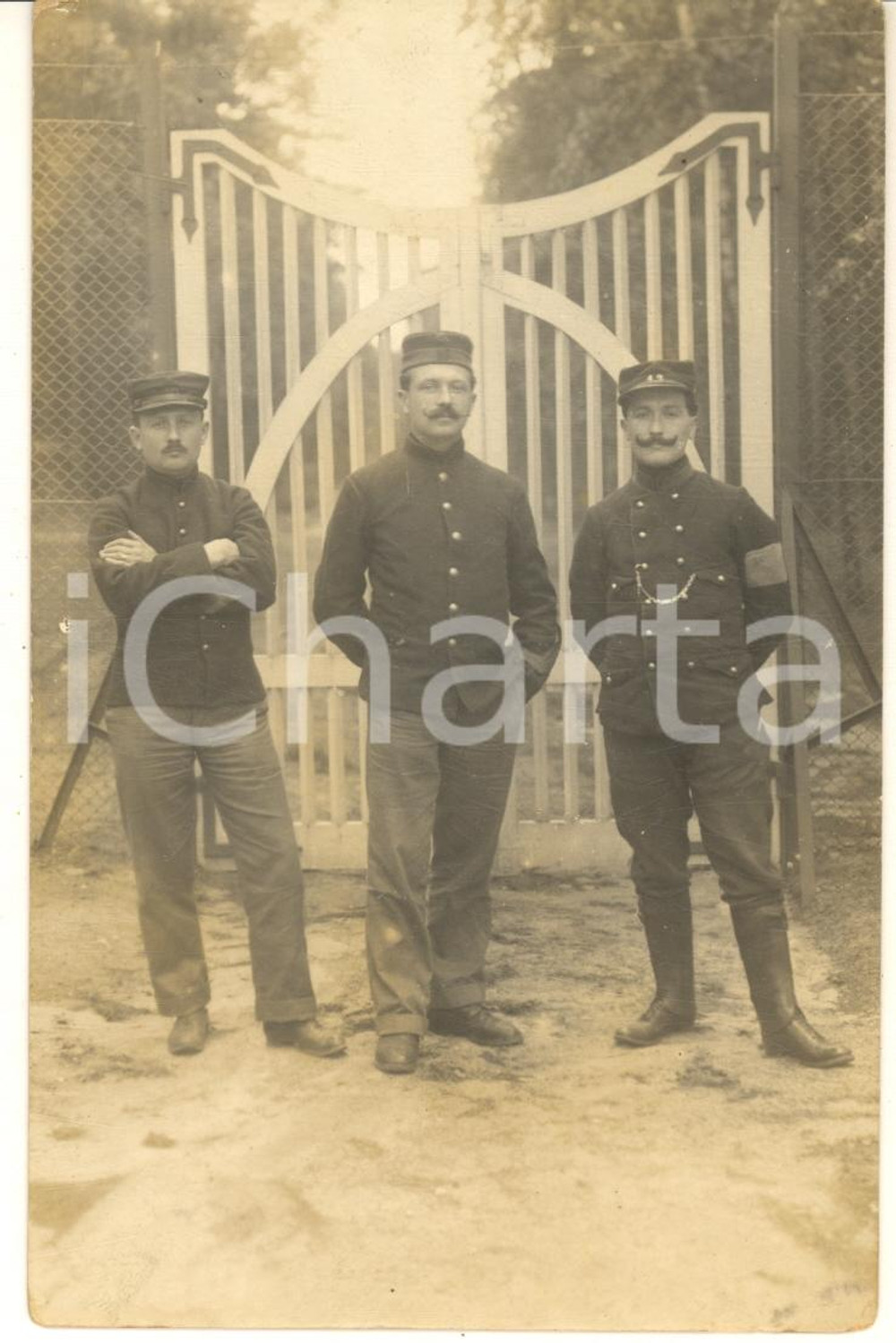 1915 WW1 SOLTAU POW Camp (GERMANY) Prisoners - KGF Sendung *Photo 9x14  Fotografia d'epoca, in formato cartolina postale, con messaggio al verso di uno dei soldati prigionieri (Charles Lamury, Bruxelles).Timbro al verso, viaggiata. FAIR/discreto lievi piegature angolari Formato: 9x14 cm originale e autentica 1