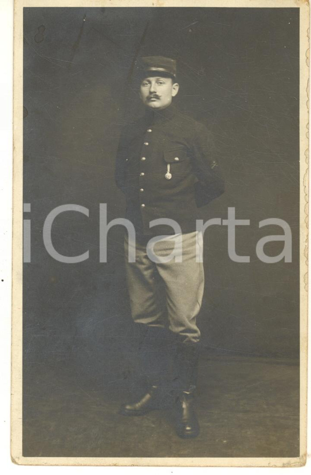 1916 WW1 SOLTAU POW Camp (GERMANY) Prisoner Charles LAMURY - KGF Sendung ^Photo  Fotografia d'epoca, in formato cartolina postale, con messaggio al verso di uno dei soldati prigionieri (Charles Lamury, Bruxelles).Timbro al verso del fotografo.FOTOGRAFO: Mousset - Camp de Prisonniers de Gen&egrave;ve - Soltau FAIR/discreto minime smussature angolari e marginali, lievi piegature al lato superiore Formato: 9x14 cm originale e autentica 1