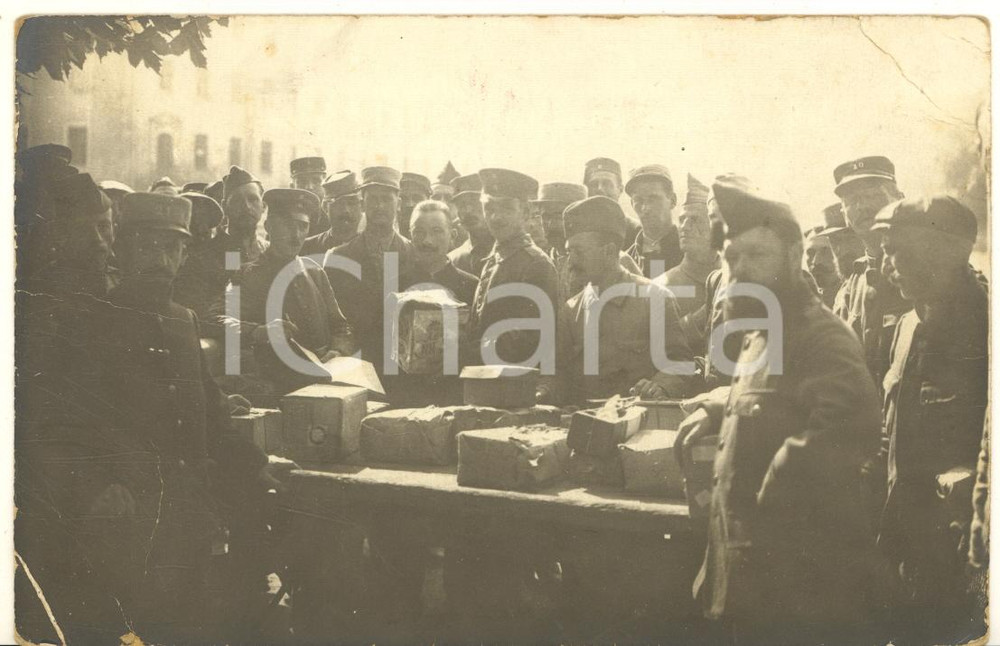 1917 WW1 SOLTAU POW Camp (GERMANY) Prisoners with parcels - KGF Sendung *Photo  Fotografia d'epoca, in formato cartolina postale, con messaggio al verso di uno dei soldati prigionieri (Charles Lamury, Bruxelles).Timbro al verso. VERY POOR/gravemente danneggiato piegature angolari e marginali Formato: 14x9 cm originale e autentica 1
