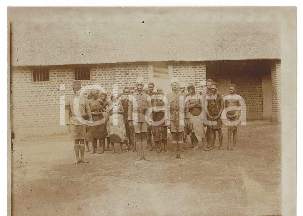 1930 ca AFRIQUE - CONGO BELGE Soldats et prisonniers enchaînés - Photo 12x9 cm  Fotografia d'epoca, su carta sottile.CONDIZIONI: FAIR (lievi aloni)FORMATO: 12x9 cm    originale e autentica 1