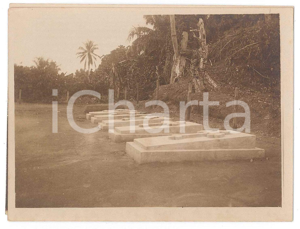 1930 ca AFRIQUE - CONGO BELGE Cimetière chrétien - Photo 12x9 cm  Fotografia d'epoca, su carta sottile.CONDIZIONI: FAIR (lievi aloni)FORMATO: 12x9 cm    originale e autentica 1