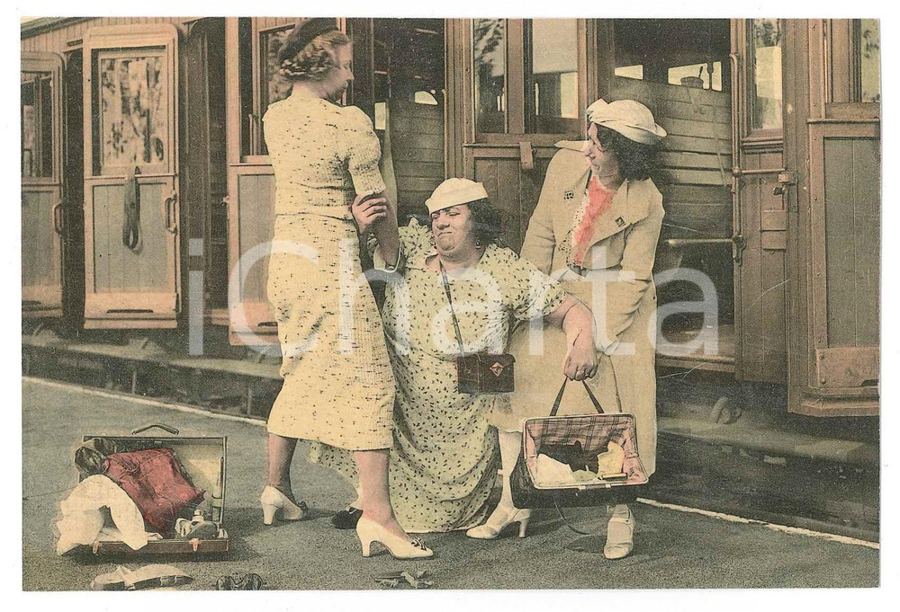 1930 ca FRANCE - HUMOUR Two women lifting a fat woman at train station Postcard  Cartolina d'epoca.CONDIZIONI: GOODFORMATO: FP    originale e autentica 1
