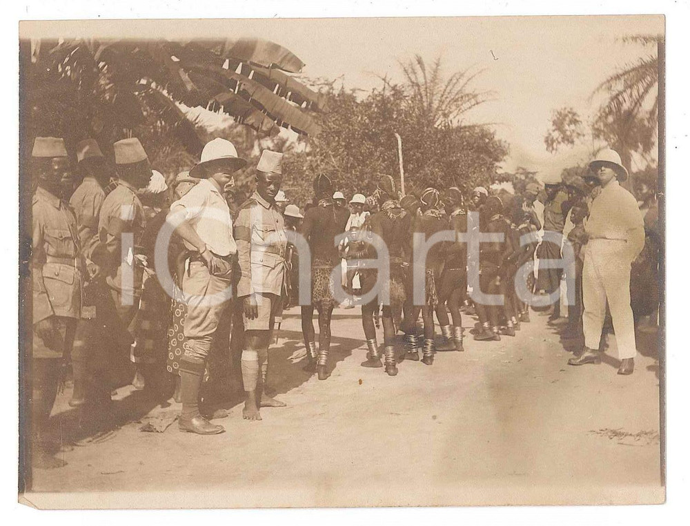 1930 ca AFRIQUE - CONGO BELGE Soldats et guerriers africains - Photo 12x9 cm  Fotografia d'epoca, su carta sottile.CONDIZIONI: FAIR (lievi aloni, piccola piegatura all'angolo inferiore sinistro)FORMATO: 12x9 cm    originale e autentica 1