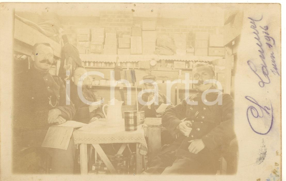 1916 WW1 SOLTAU POW Camp (GERMANY) Prisoners at the table KGF Sendung *Photo  Fotografia d'epoca, in formato cartolina postale, con messaggio al verso di uno dei soldati prigionieri (Charles Lamury, Bruxelles).Viaggiata, con timbri. POOR/danneggiato piccoli fori marginali di affissione; piccole piegature angolari Formato: 14x9 cm originale e autentica 1