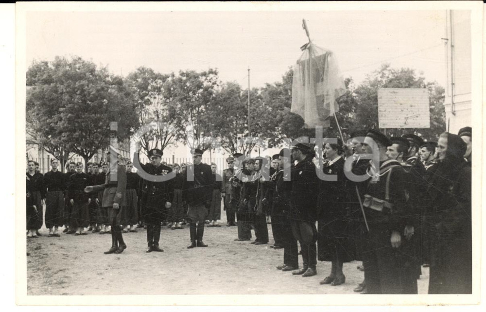 1940 ca PAVIA Funerale membro PNF - Arrivo gerarca (2) Foto 15x10 cm Fotografia originale d'epoca.FOTOGRAFO: Chiolini &amp; Turconi - PaviaCONDIZIONI: F (residui cartacei e abrasioni al verso)FORMATO: 15x10 cm    originale e autentica 1