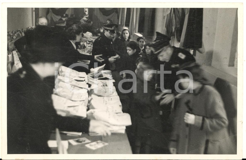 1941 PAVIA PNF Befana del Soldato - Distribuzione pacchi (2) Foto 15x10 cm Fotografia d'epoca.CONDIZIONI: F (minimo taglio al lato destro; abrasioni al verso)FORMATO: 15x10 cm    originale e autentica 1