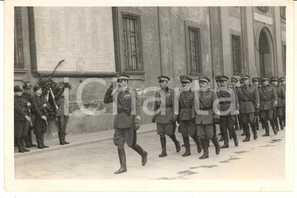 1940 ca PAVIA Funerale membro PNF - Corteo militare (1) Foto 15x10 cm Fotografia originale d'epoca.CONDIZIONI: F (piegatura angolare; residui cartacei e abrasioni al verso)FORMATO: 15x10 cm    originale e autentica 1
