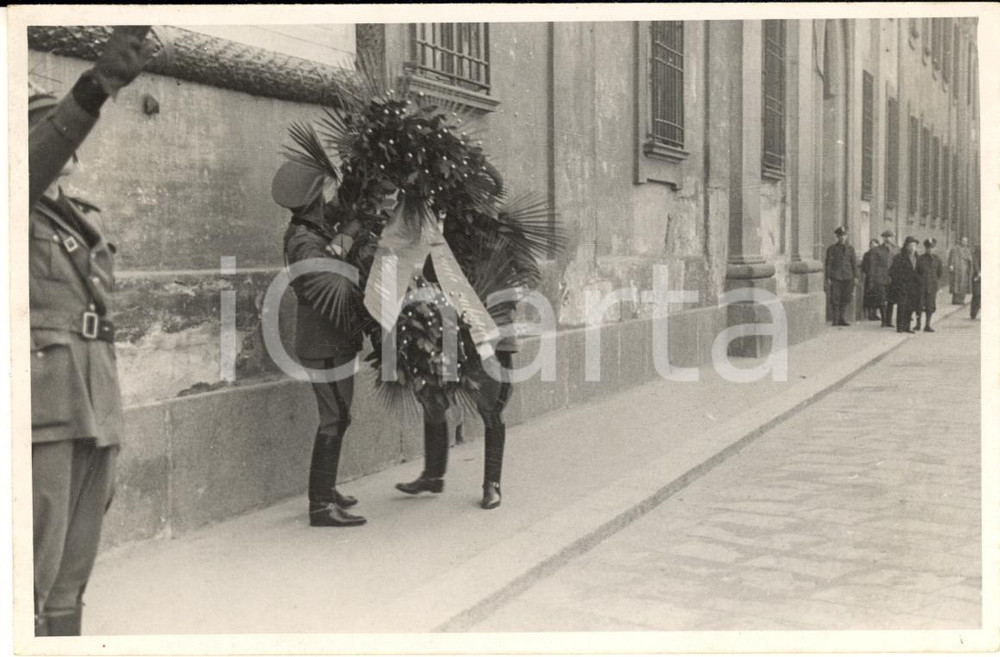 1940 ca PAVIA Funerale membro PNF - Trasporto corona (1) Foto 15x10 cm Fotografia originale d'epoca.CONDIZIONI: F (residui cartacei e abrasioni al verso)FORMATO: 15x10 cm    originale e autentica 1