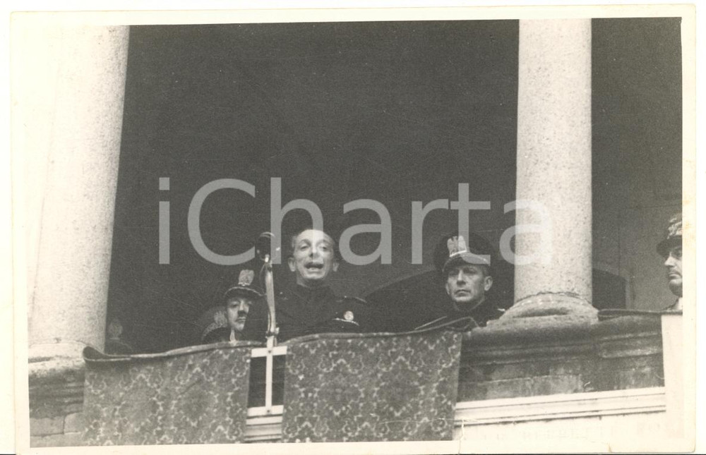 Fotografia d epoca originale 1940 ca PAVIA PNF Discorso di un gerarca al balcone 2 Foto 15x10 cm 1