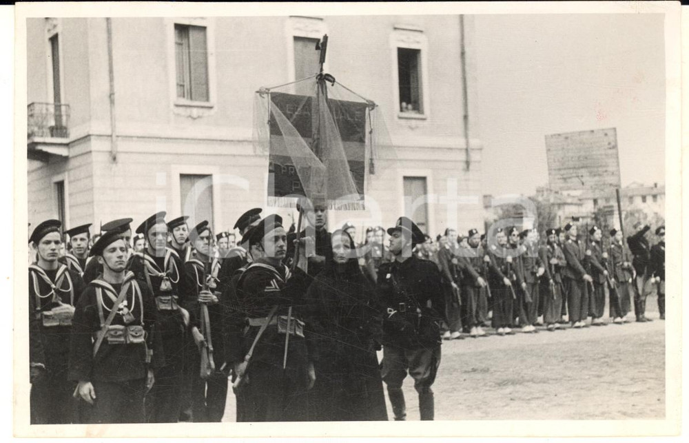 1940 ca PAVIA Funerale membro PNF - Marinai Lega Navale (1) Foto 15x10 cm Fotografia originale d'epoca.FOTOGRAFO: Chiolini &amp; Turconi - PaviaCONDIZIONI: F (residui cartacei e abrasioni al verso)FORMATO: 15x10 cm    originale e autentica 1