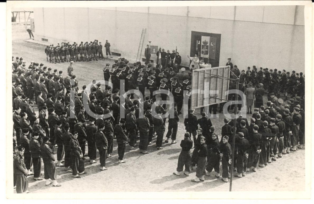 1940 ca PAVIA Funerale membro PNF - Messa con allievi ufficiali - Foto 15x10 cm Fotografia originale d'epoca.FOTOGRAFO: Chiolini &amp; Turconi - PaviaCONDIZIONI: F (residui cartacei e abrasioni al verso)FORMATO: 15x10 cm    originale e autentica 1