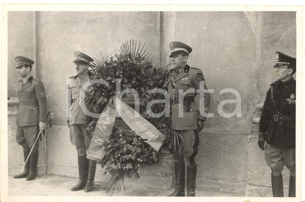 1940 ca PAVIA Funerale membro PNF - Corona ufficiali richiamati *Foto 15x10 cm Fotografia originale d'epoca.CONDIZIONI: F (residui cartacei e abrasioni al verso; minima sbrecciatura al lato inferiore)FORMATO: 15x10 cm    originale e autentica 1