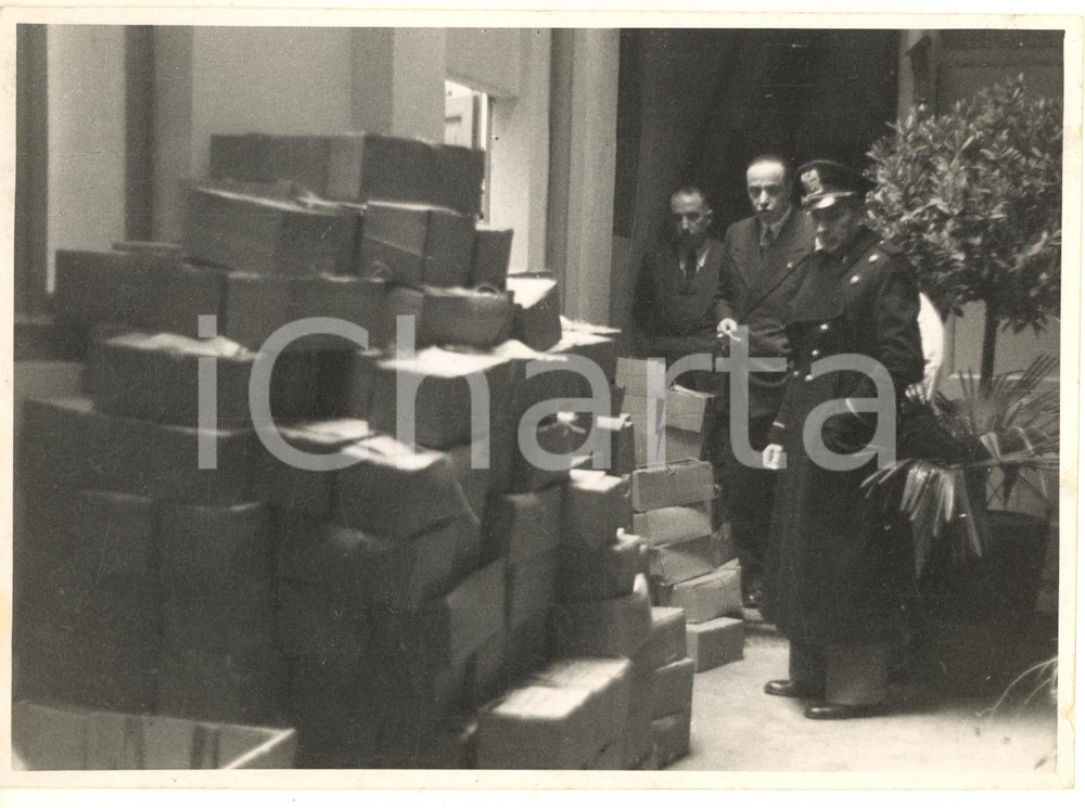 1941 PAVIA PNF Befana del Soldato - Gerarca (2) Foto 18x13 cm Fotografia d'epoca, con didascalia manoscritta al verso.CONDIZIONI: F (sbrecciatura al lato destro con minima ondulatura; residui cartacei al verso)FORMATO: 18x13 cm    originale e autentica 1