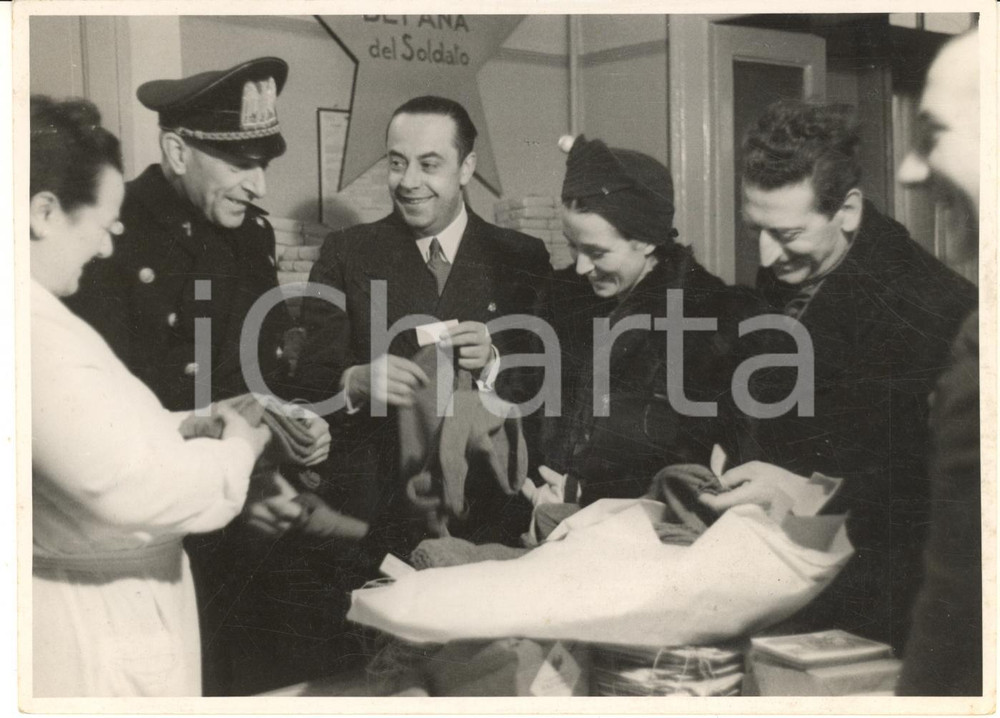 1941 PAVIA PNF Befana del Soldato - Gerarca (4) Foto 18x13 cm Fotografia d'epoca, con didascalia manoscritta al verso.CONDIZIONI: F (residui cartacei al verso)FORMATO: 18x13 cm    originale e autentica 1