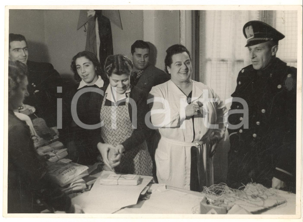 1941 PAVIA PNF Befana del Soldato - Gerarca (5) Foto 18x13 cm Fotografia d'epoca, con didascalia manoscritta al verso.CONDIZIONI: F (residui cartacei al verso)FORMATO: 18x13 cm    originale e autentica 1