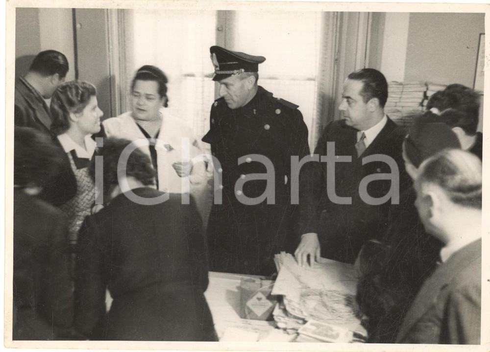 1941 PAVIA PNF Befana del Soldato - Gerarca (1) Foto 18x13 cm Fotografia d'epoca, con didascalia manoscritta al verso.CONDIZIONI: F (minime smussature angolari; residui cartacei al verso)FORMATO: 18x13 cm    originale e autentica 1