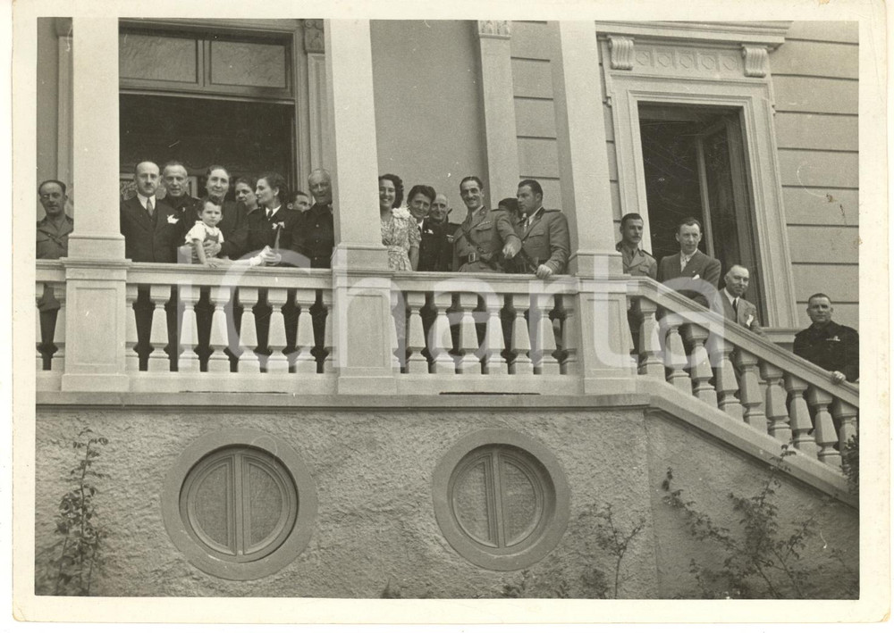1940 BRONI (PV) PNF Giornata dell'Uva - Foto di gruppo (2) 18x13 cm Fotografia d'epoca, con didascalia manoscritta al verso.CONDIZIONI: P (piegature angolari; residui cartacei e abrasioni al verso)FORMATO: 18x13 cm    originale e autentica 1
