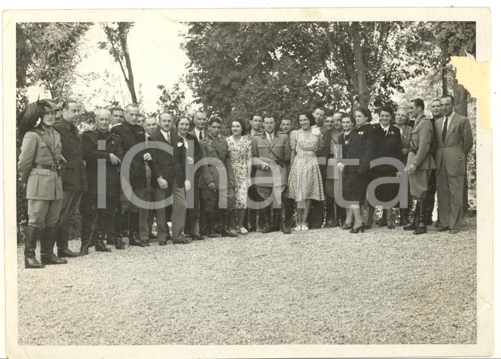 1940 BRONI (PV) PNF Giornata dell'Uva - Foto di gruppo (1) 18x13 cm DANNEGGIATA Fotografia d'epoca, con didascalia manoscritta al verso.CONDIZIONI: VP (piegature angolari evidenti e mancanza di pellicola al lato destro; residui cartacei e abrasioni al verso)FORMATO: 18x13 cm    originale e autentica 1