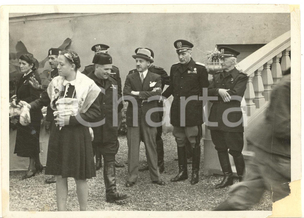 1940 BRONI (PV) PNF Giornata dell'Uva - Gerarchi - Foto 18x13 cm DANNEGGIATA Fotografia d'epoca, con didascalia manoscritta al verso.CONDIZIONI: VP (piegature angolari evidenti e mancanza all'angolo inferiore destro; residui cartacei e abrasioni al verso)FORMATO: 18x13 cm    originale e autentica 1