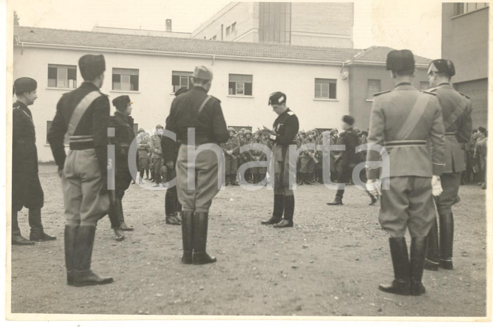 1940 ca PAVIA Caserma Vigili del Fuoco - PNF Gerarchi - Foto 16x11 Fotografia originale d'epoca.CONDIZIONI: F (residui cartacei al verso)FORMATO: 16x11 cm    originale e autentica 1