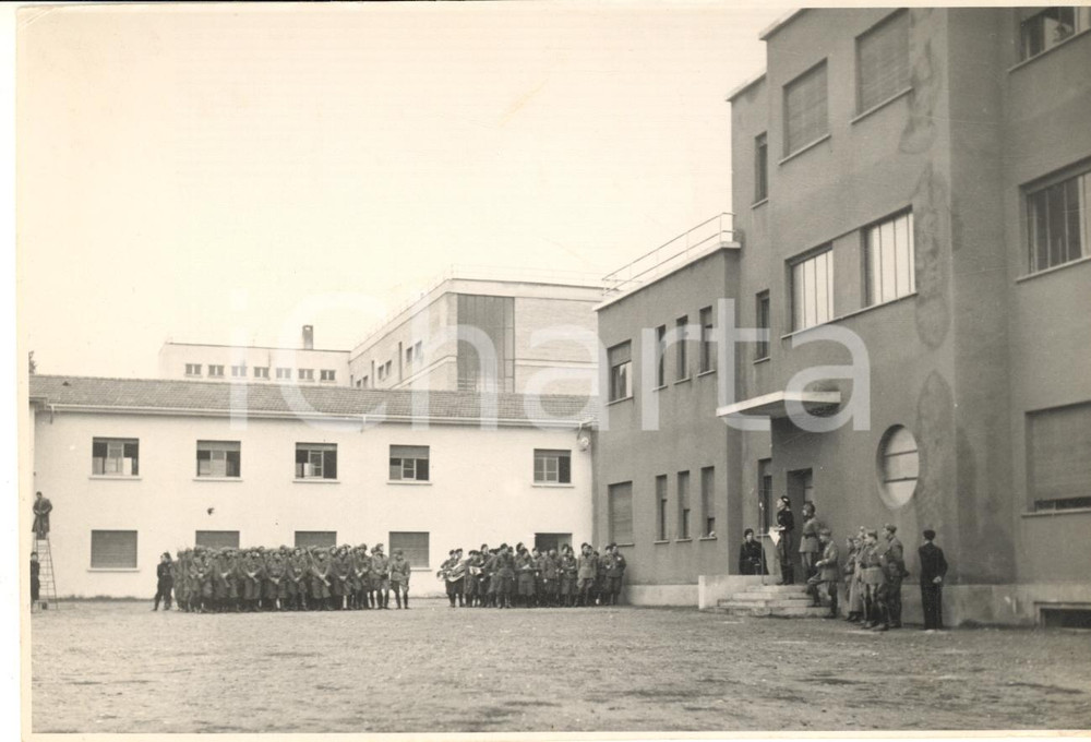 1940 ca PAVIA Caserma Vigili del Fuoco - PNF Discorso gerarca *Foto 16x11 Fotografia originale d'epoca.CONDIZIONI: F (piccole piegature angolari; abrasioni al verso)FORMATO: 16x11 cm    originale e autentica 1