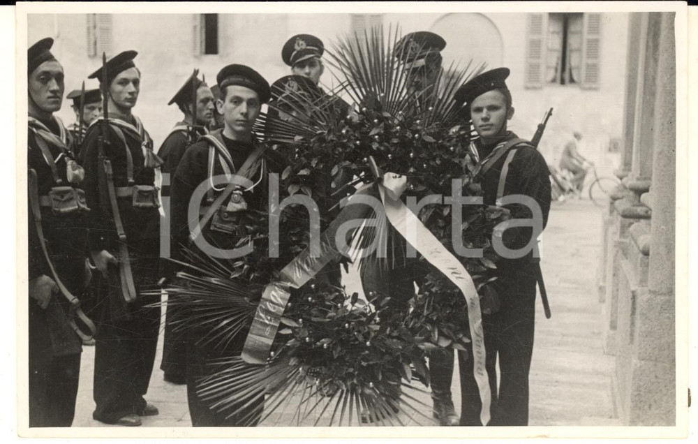 1940 ca PAVIA Funerale membro PNF - Corona Lega Navale sez. SAVOIA *Foto 15x10 Fotografia originale d'epoca.FOTOGRAFO: Chiolini &amp; Turconi - PaviaCONDIZIONI: F (residui cartacei e abrasioni al verso)FORMATO: 15x10 cm    originale e autentica 1