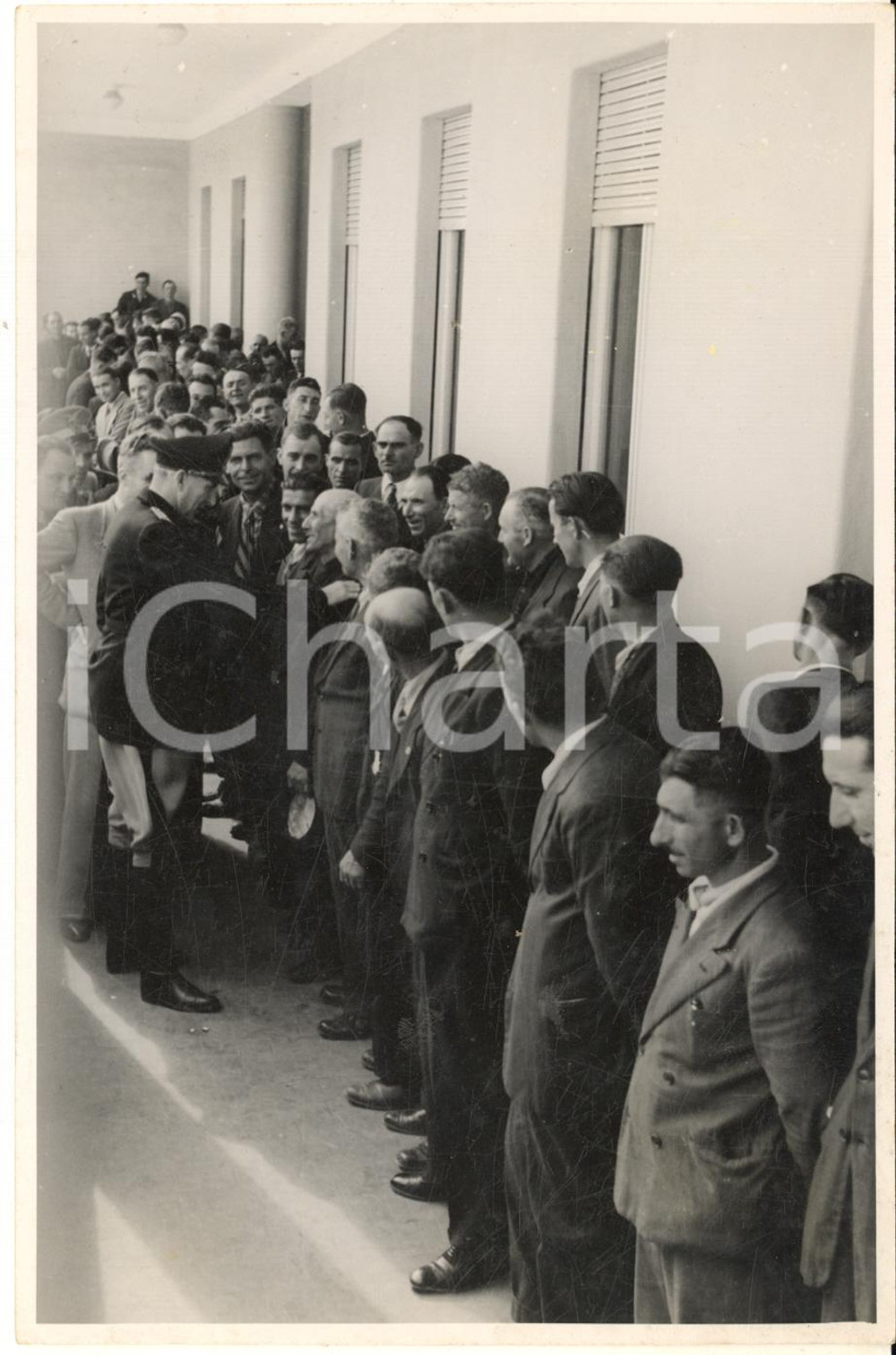 1940 ca PAVIA PNF Visita in azienda - Gerarca (4) Foto 13x18 cm Fotografia d'epoca.CONDIZIONI: F (lievi piegature; residui cartacei a abrasini al verso)FORMATO: 13x18 cm    originale e autentica 1