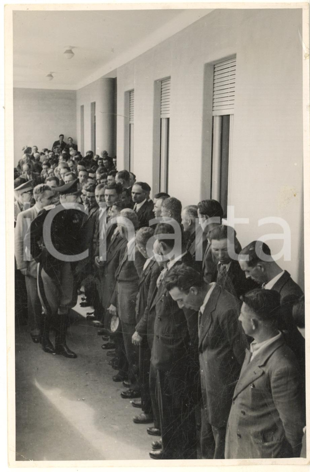 1940 ca PAVIA PNF Visita in azienda - Gerarca (5) Foto 13x18 cm Fotografia d'epoca.CONDIZIONI: F (lievi graffi superficiali; residui cartacei e abrasioni al verso)FORMATO: 13x18 cm    originale e autentica 1