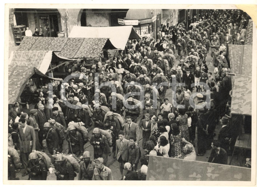 1940 ca PAVIA Piazza della Vittoria - Parata di truppe (1) Foto 18x13 cm Fotografia originale d'epoca.CONDIZIONI: P (piegatura angolare e mancanza all'angolo superiore destro; residui cartacei e abrasioni al verso)FORMATO: 18x13 cm    originale e autentica 1