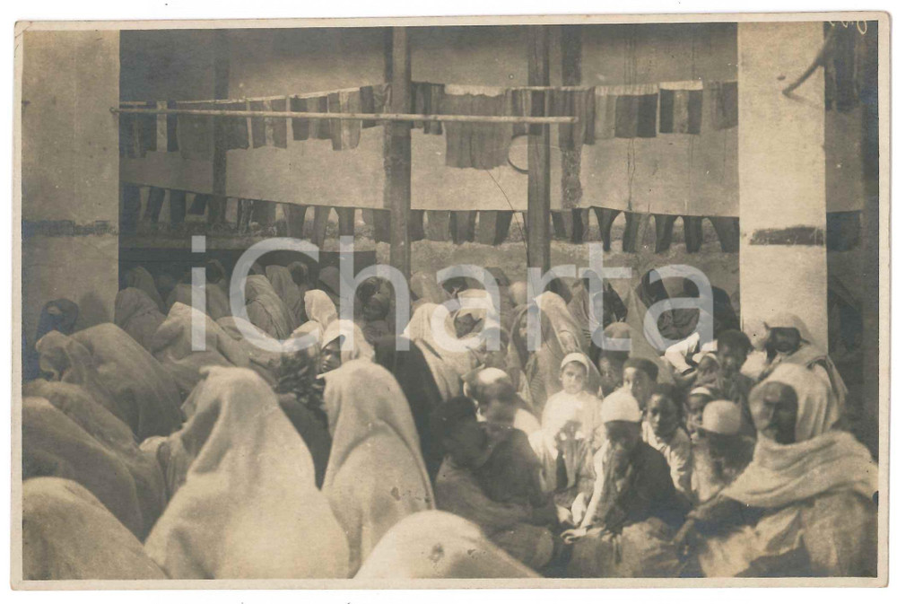 1925 ca LIBIA ITALIANA - BENGASI - Preghiera in moschea (Salat) *Foto 17x12 cm Fotografia d'epoca, con didascalia manoscritta al verso.CONDIZIONI: GFORMATO: 17x12 cm    originale e autentica 1