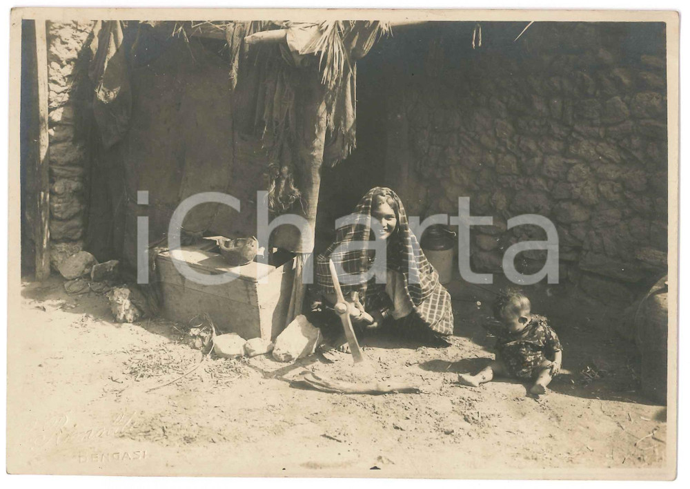 1925 ca LIBIA ITALIANA - BENGASI Interno di una casa - Madre e figlia *Foto Fotografia d'epoca, con didascalia manoscritta al verso.FOTOGRAFO: C. Rimoldi - BengasiCONDIZIONI: F (lieve piegatura angolare)FORMATO: 17x12 cm    originale e autentica 1