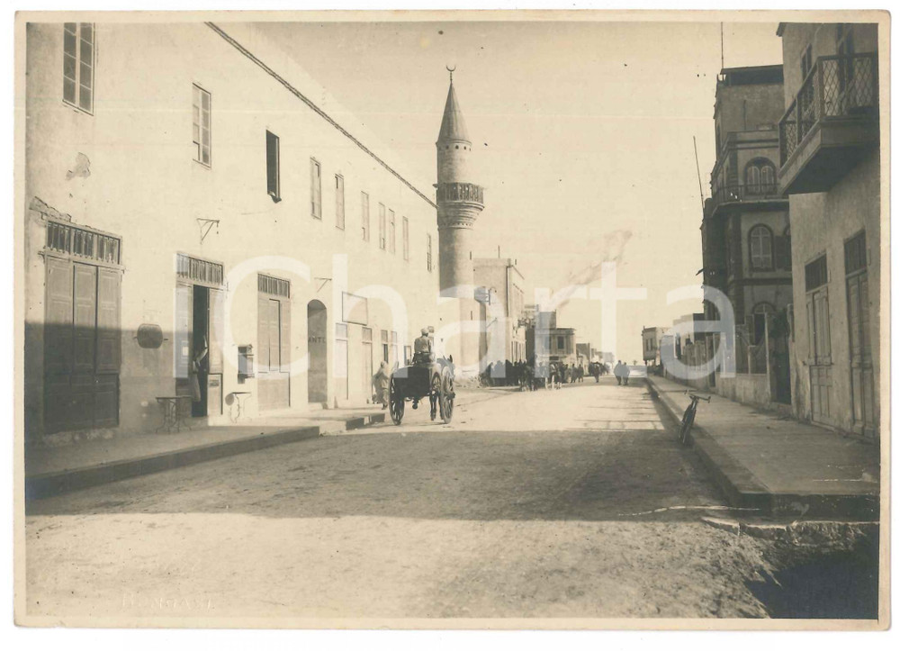 1925 ca LIBIA ITALIANA - BENGASI - Viale della Regina e minareto *Foto ANIMATA Fotografia d'epoca, con didascalia manoscritta al verso.FOTOGRAFO: C. Rimoldi - BengasiCONDIZIONI: F (difetto di stampa)FORMATO: 17x12 cm    originale e autentica 1