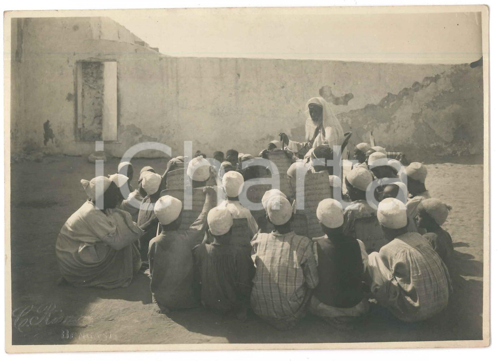 1925 ca LIBIA ITALIANA - BENGASI - Madrassa - Scuola di Corano *Foto RIMOLDI Fotografia d'epoca, con didascalia manoscritta al verso.FOTOGRAFO: C. Rimoldi - BengasiCONDIZIONI: GFORMATO: 17x12 cm    originale e autentica 1