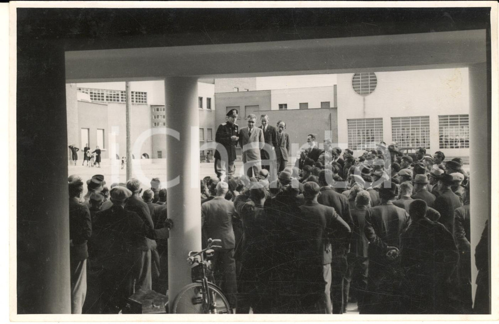 1940 ca PAVIA PNF Visita in azienda - Gerarca (6) Foto 18x13 cm Fotografia d'epoca.CONDIZIONI: F (lieve piegatura al lato superiore; residui cartacei e abrasioni al verso)FORMATO: 18x13 cm    originale e autentica 1