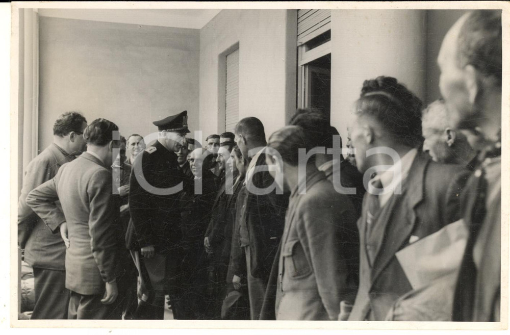 1940 ca PAVIA PNF Visita in azienda - Gerarca (2) Foto 18x13 cm Fotografia d'epoca.CONDIZIONI: P (residui cartacei e abrasioni al verso; graffi al lato sinistro)FORMATO: 18x13 cm    originale e autentica 1