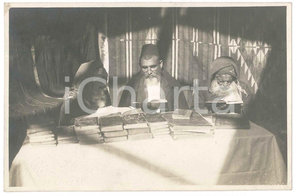 1925 ca LIBIA ITALIANA - BENGASI - Dottori del Corano (Fakih) *Foto 14x10 cm Fotografia d'epoca, con didascalia manoscritta al verso.FOTOGRAFO: C. Rimoldi - BengasiCONDIZIONI: G (ma minima abrasione angolare)FORMATO: 14,5x10 cm    originale e autentica 1