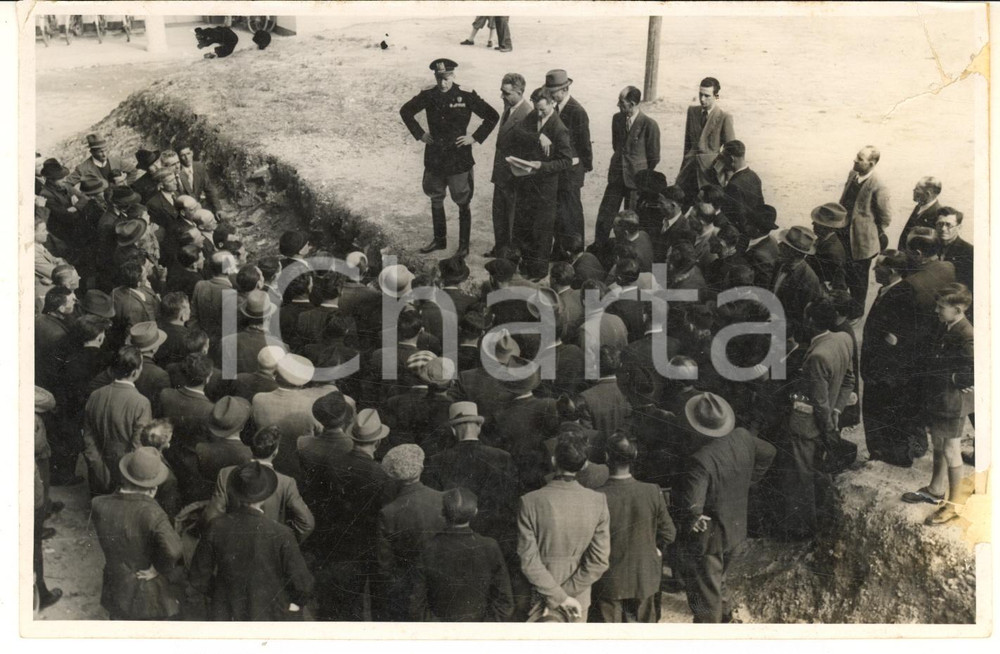 1940 ca PAVIA PNF Visita in azienda - Gerarca (7) Foto 18x13 cm DANNEGGIATA Fotografia d'epoca.CONDIZIONI: VP (strappi angolari e al lato destro riparati con pecette; residui cartacei e abrasioni al verso)FORMATO: 18x13 cm    originale e autentica 1