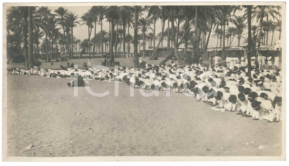 1925 ca LIBIA ITALIANA - BENGASI - Preghiera (Salat) sulla sabbia *Foto 17x10 cm Fotografia d'epoca, con didascalia manoscritta al verso.FOTOGRAFO: C. Rimoldi - BengasiCONDIZIONI: GFORMATO: 17x10 cm    originale e autentica 1