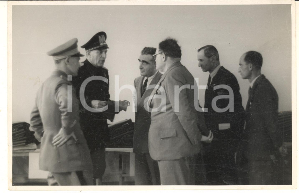 1940 ca PAVIA PNF Visita in azienda - Gerarca (3) Foto 18x13 cm Fotografia d'epoca.CONDIZIONI: P (residui cartacei e abrasioni al verso; graffi al lato sinistro)FORMATO: 18x13 cm    originale e autentica 1