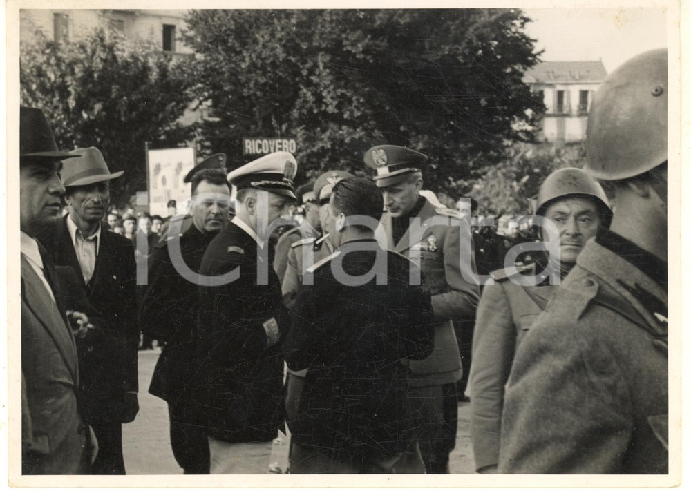 1940 ca PAVIA PNF Evento militare - Gerarchi - Foto 18x13 cm Fotografia originale d'epoca.CONDIZIONI: F (residui cartacei e abrasioni al verso)FORMATO: 18x13 cm    originale e autentica 1