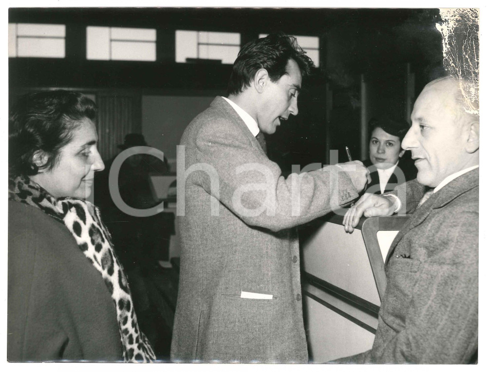 1955 ca ITALIA - CINEMA - Walter CHIARI firma autografi - Foto DANNEGGIATA Fotografia d'epoca.CONDIZIONI: VP (danno evidente da umidit&agrave; all'angolo superiore destro)FORMATO: 24x18 cm    originale e autentica 1