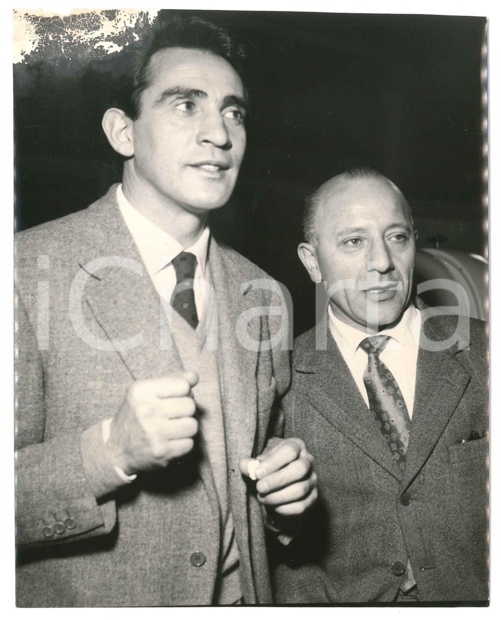 1955 ca ITALIA - CINEMA - Walter CHIARI a un evento - Foto DANNEGGIATA 18x24 Fotografia d'epoca.CONDIZIONI: VP (danno evidente da umidit&agrave; all'angolo superiore sinistro)FORMATO: 18x24 cm    originale e autentica 1
