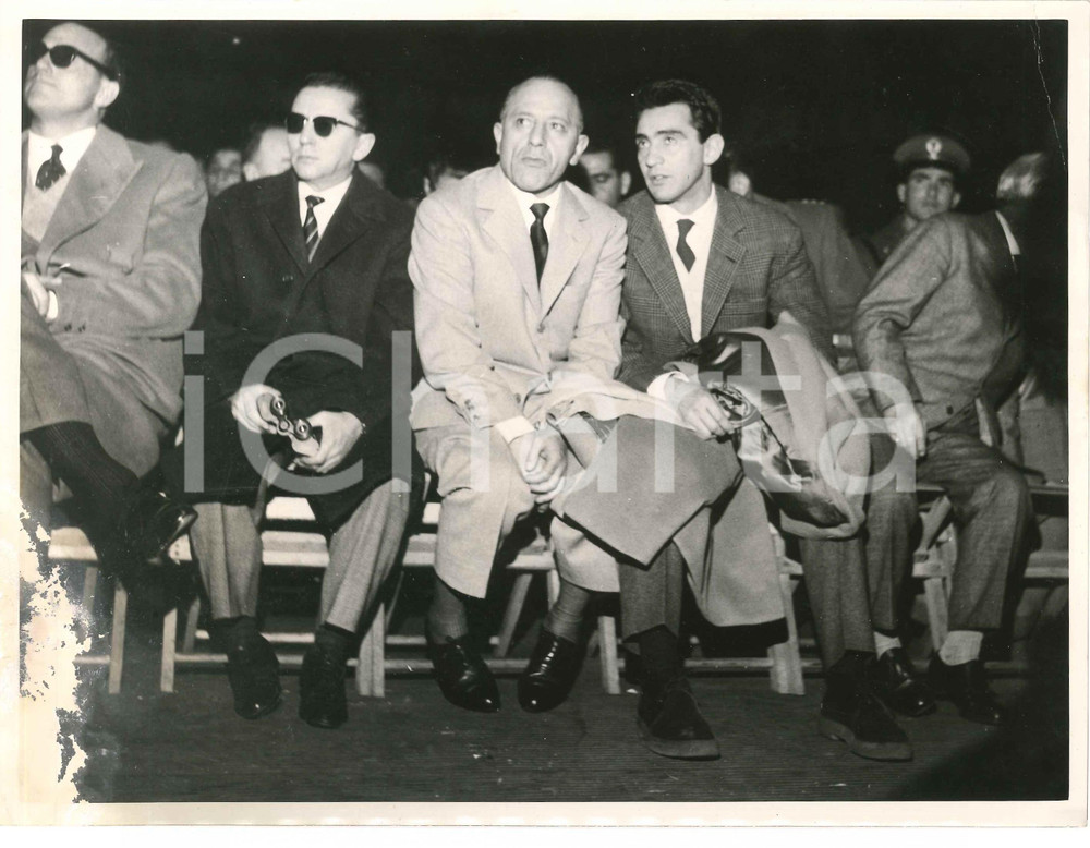 1955 ca ITALIA - CINEMA - Walter CHIARI a una proiezione - Foto DANNEGGIATA Fotografia d'epoca.CONDIZIONI: VP (piegatura con strappo all'angolo superiore destro, riparata con adesivo; danno evidente da umidit&agrave; all'angolo inferiore sinistro, con rosure marginali)FORMATO: 24x18 cm    originale e autentica 1