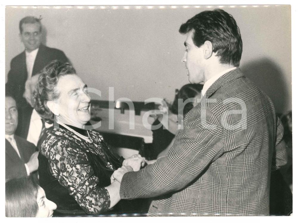 1955 ca ITALIA - CINEMA - Walter CHIARI a una cena - Foto 24x18 cm Fotografia d'epoca.CONDIZIONI: F (lievi graffi)FORMATO: 24x18 cm    originale e autentica 1