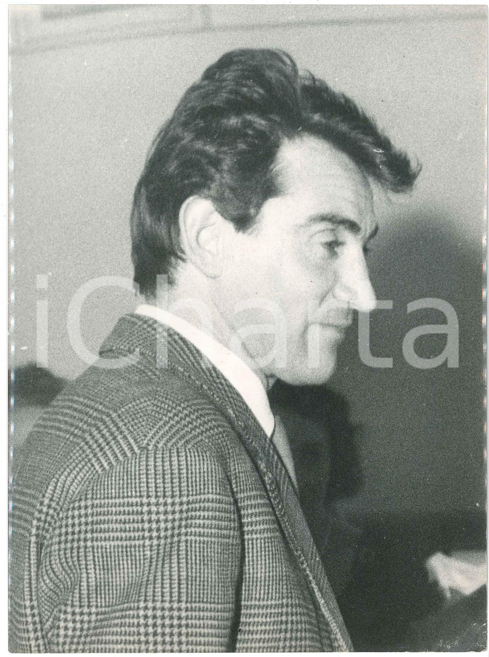 1955 ca ITALIA - CINEMA - Walter CHIARI - Ritratto di profilo - Foto 18x24 cm Fotografia d'epoca.CONDIZIONI: F (lievi piegature al lato inferiore e minima traccia di umidit&agrave; angolare)FORMATO: 18x24 cm    originale e autentica 1