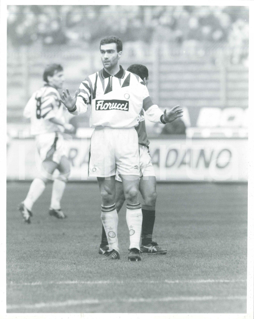 1993 CALCIO SERIE A - TORINO-INTER Giuseppe BERGOMI in campo - Foto Fotografia d'epoca.CONDIZIONI: F (piegatura angolare)FORMATO: 20x25 cm    originale e autentica 1