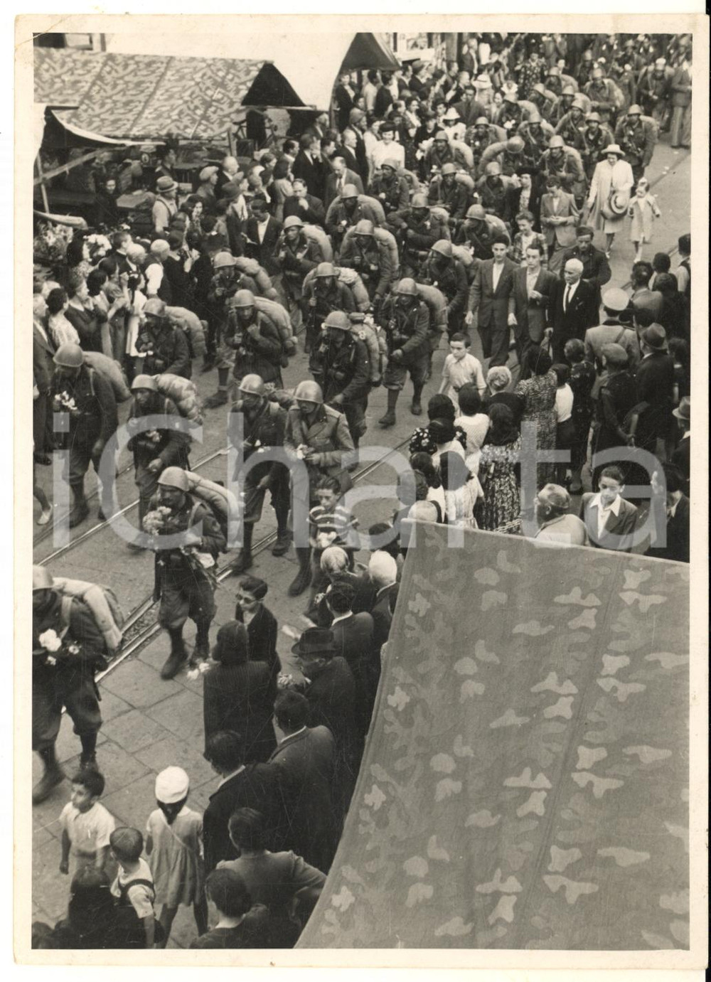 1940 ca PAVIA Piazza della Vittoria - Parata di truppe (2) Foto 13x18 cm Fotografia originale d'epoca.CONDIZIONI: P (piccole piegature angolari; residui cartacei e abrasioni al verso)FORMATO: 13x18 cm    originale e autentica 1